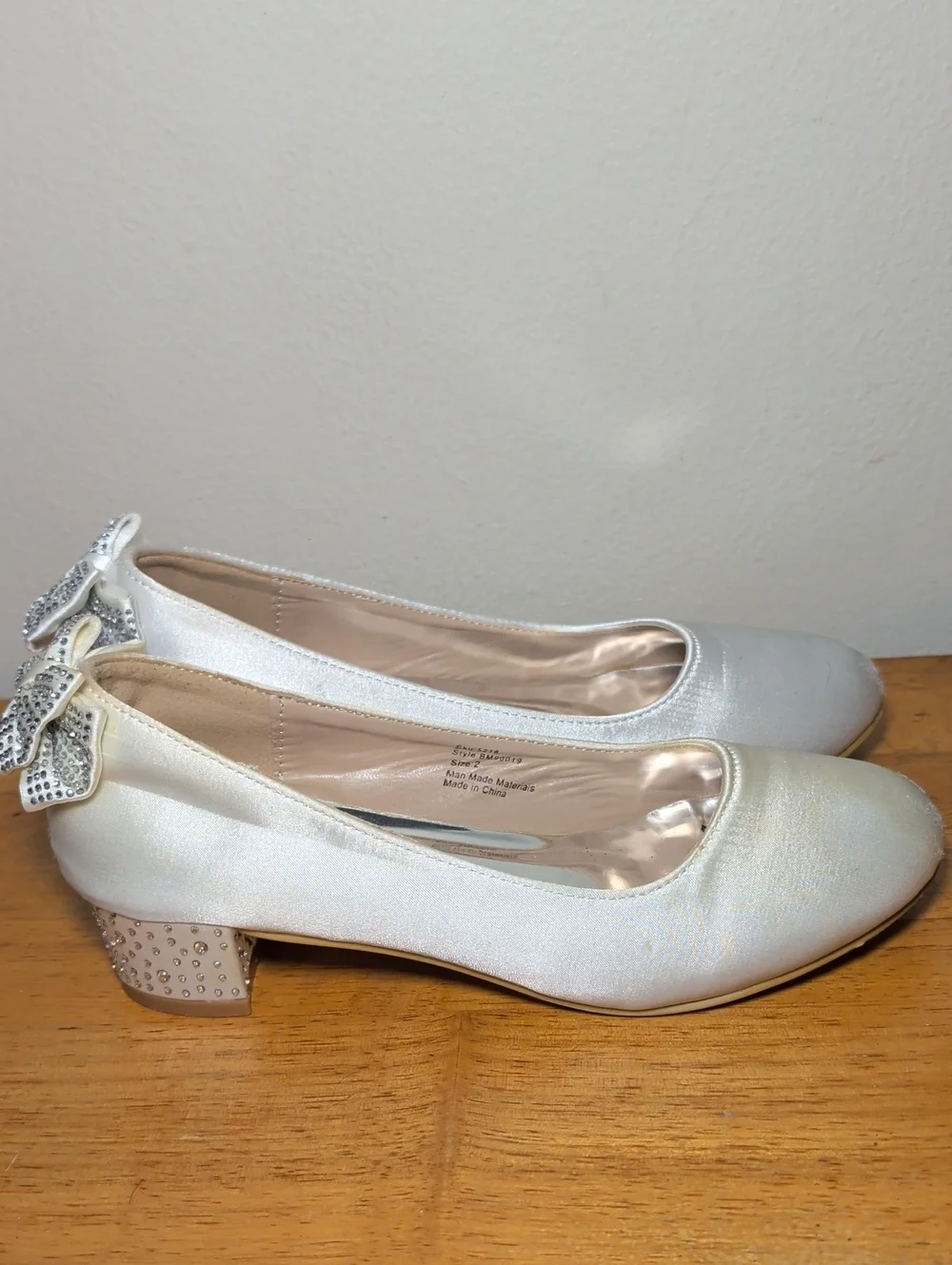 Badgley Mischka White Satin Low-Heel Shoes Rhinestone Bow Wedding Girls Size 2